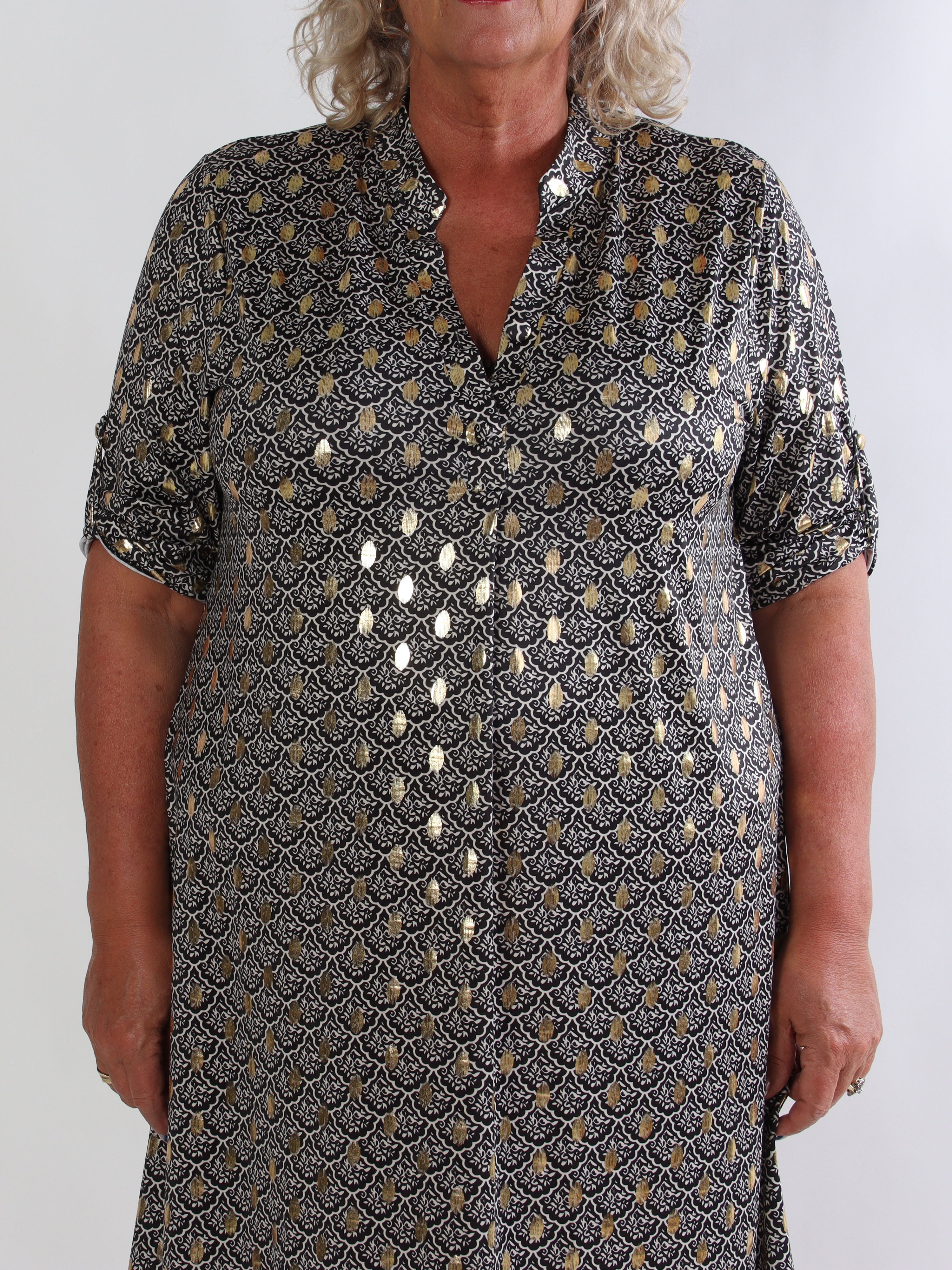 Ebba Marrakech - Elastisk plus size kjole med fint mønster og guld dutter